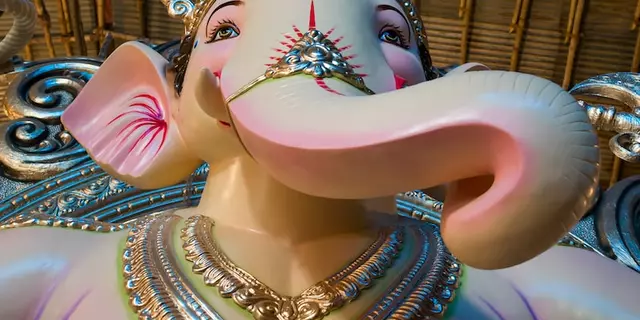 हिंदी और अंग्रेजी समाचारपत्र में क्या अंतर है?
